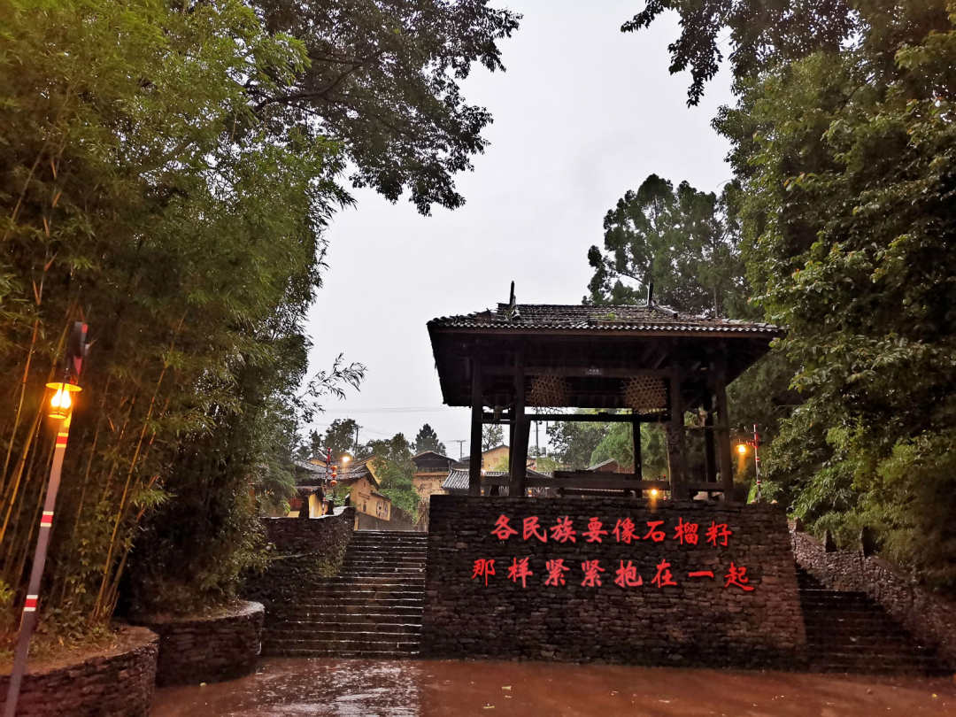 人民日報走進(jìn)總書記到過的騰沖司莫拉佤族村，騰沖另一個新興的旅游景點