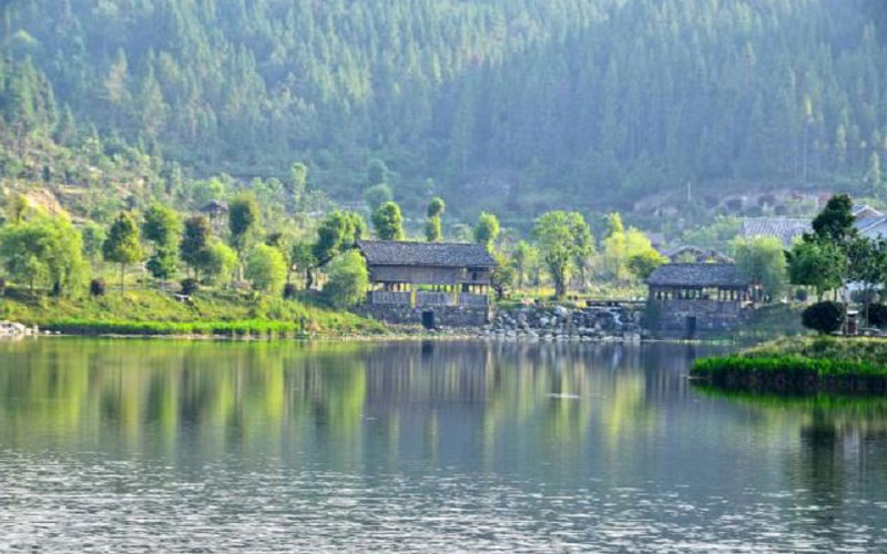 騰沖有一洞山溫泉，以森林溫泉為主的天然大氧吧，整體環(huán)境很干凈